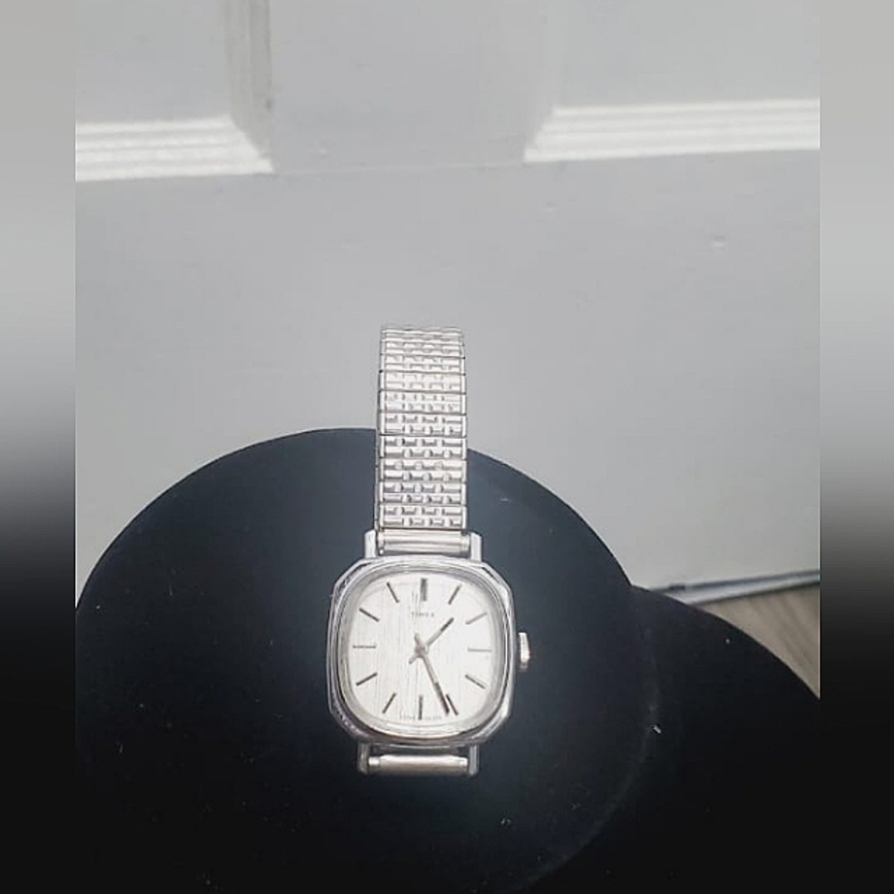 Fashion Silver Tone Ladies Wristwatches. 🌴